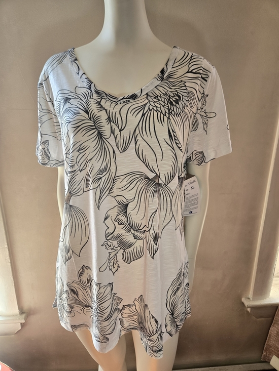 Tango Mango Tops - Women's Scoop Neck Floral Tunic Tee - White/Black